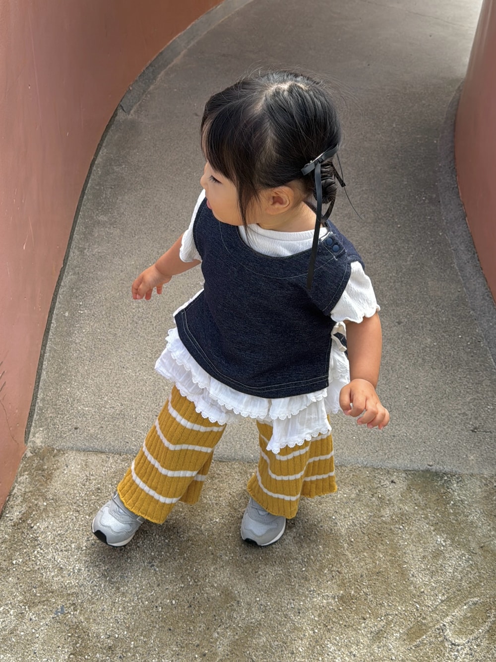 ホワイト系のTシャツ/カットソー、ホワイト系のスカート、ブルー系のベストを着用したキッズの秋コーディネートの1枚目の写真