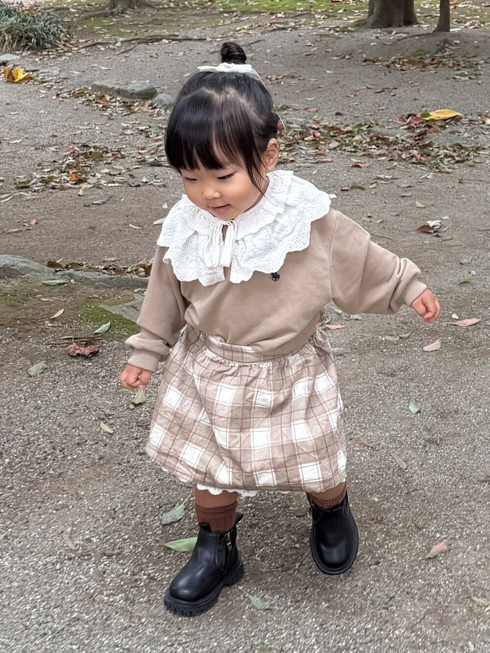 ベージュ系のスウェット、ベージュ系のスカートを着用したキッズの秋コーディネートの1枚目の写真