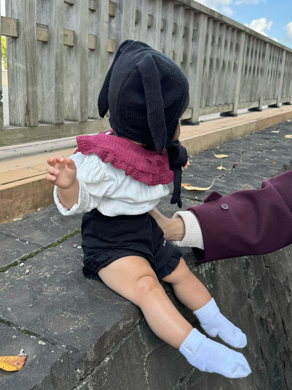 ブラック系のその他パンツ、ホワイト系のTシャツ/カットソー、ブラック系のその他ベビー用品を着用したキッズの冬コーディネートの1枚目の写真