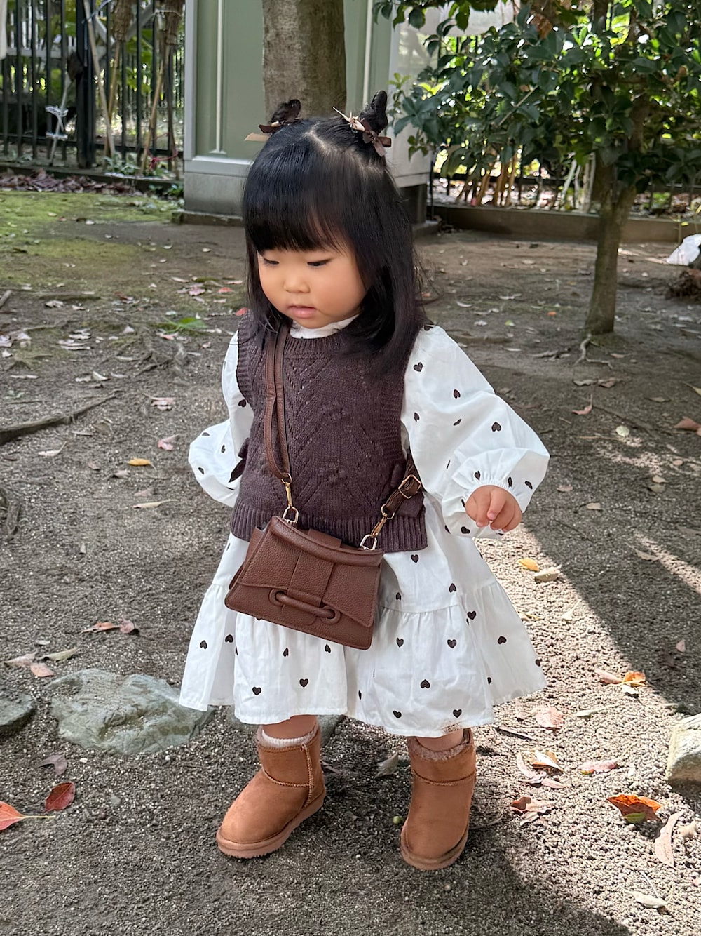 イエロー系のブーツ、ブラウン系のシャツワンピースを着用したキッズの秋コーディネートの1枚目の写真