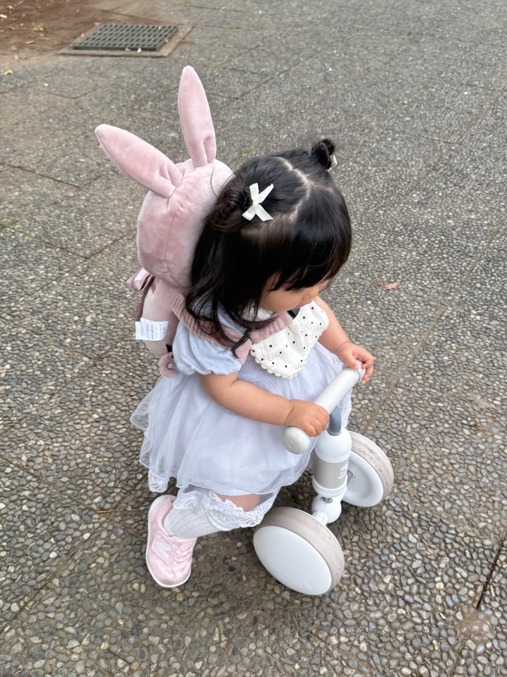 「ミニスカート、女の子コーデ、チュール、スニーカーコーデ、キッズコーデ、おでかけコーデ、スカート、スニーカー、リボン」｜「NEW BALANCEのnew balance ニューバランス NEW-B FIRST (NW1ST)【パカっと開く両開きベルト/脱ぎ履き簡単】ベビースニーカー ファーストシューズ 730540（スニーカー、ピンク系）」を使った、soy🍃さん（キッズ・70cm）の夏コーディネートの1枚目の写真