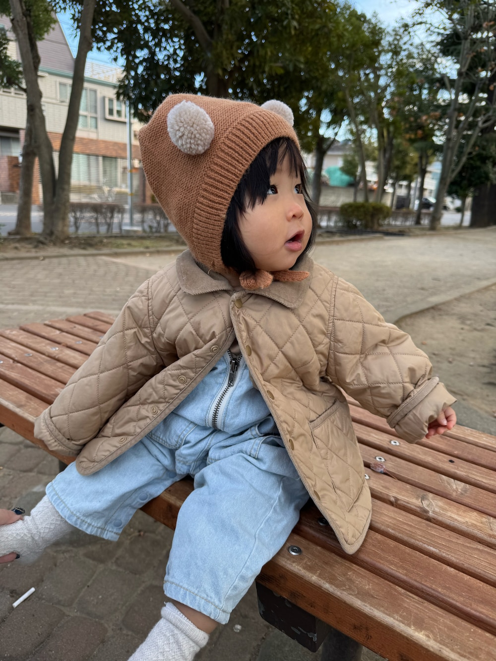 「チョコ色に染まれ、ベビーコーデ、ベビーファッション、キッズコーデ、キッズファッション」｜「Bambinの【 Bambin / ボンバン 】 くまみみ ポンポン ニットキャップ / ニット ボンネット（ニットキャップ/ビーニー、ブラウン系）」を使った、soy🍃さん（キッズ・70cm）の冬コーディネートの1枚目の写真