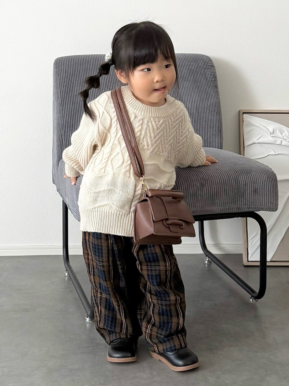 イエロー系のその他パンツ、ホワイト系のニット/セーターを着用したキッズの秋コーディネートの1枚目の写真