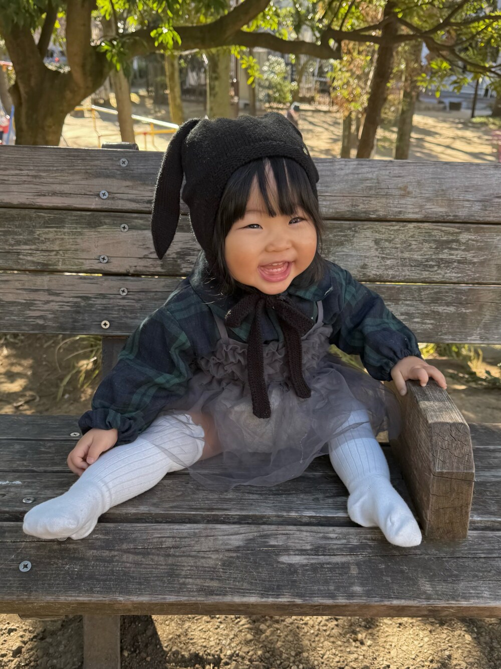 「レイヤード、レイヤードスタイル、春コーデ、キッズコーデ、キッズファッション、子供服、チュール、春カラー、シャツスタイル、シャツコーデ、チェックシャツ」｜「petit mainの【リンク】チュールキャミTシャツセット(キッズサイズ)（Tシャツ/カットソー、グレー系）」を使った、soy🍃さん（キッズ・70cm）の冬コーディネートの1枚目の写真