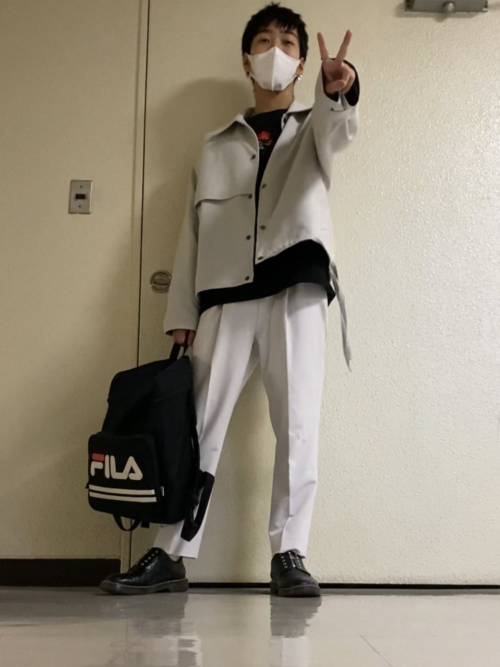 「秋コーデ、だから秋服が好き、セットアップ、FILA、Avail、革靴、ビックシルエット、adrer、ホワイト、ブラック、キレイめ、きれいめカジュアル、高校生、古着、EMMA  CLOTHES」｜「FILAの[ FILA / フィラ ] BOX デイバッグ（バックパック/リュック、ブラック系）」を使った、いまこーさん（メンズ・174cm）の秋コーディネートの1枚目の写真