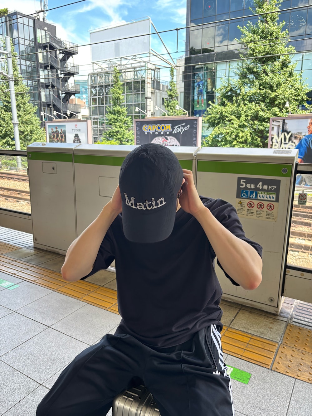 ブラック系のスニーカー、ブラック系のその他パンツ、ブラック系のTシャツ/カットソーを着用したメンズの秋コーディネートの1枚目の写真