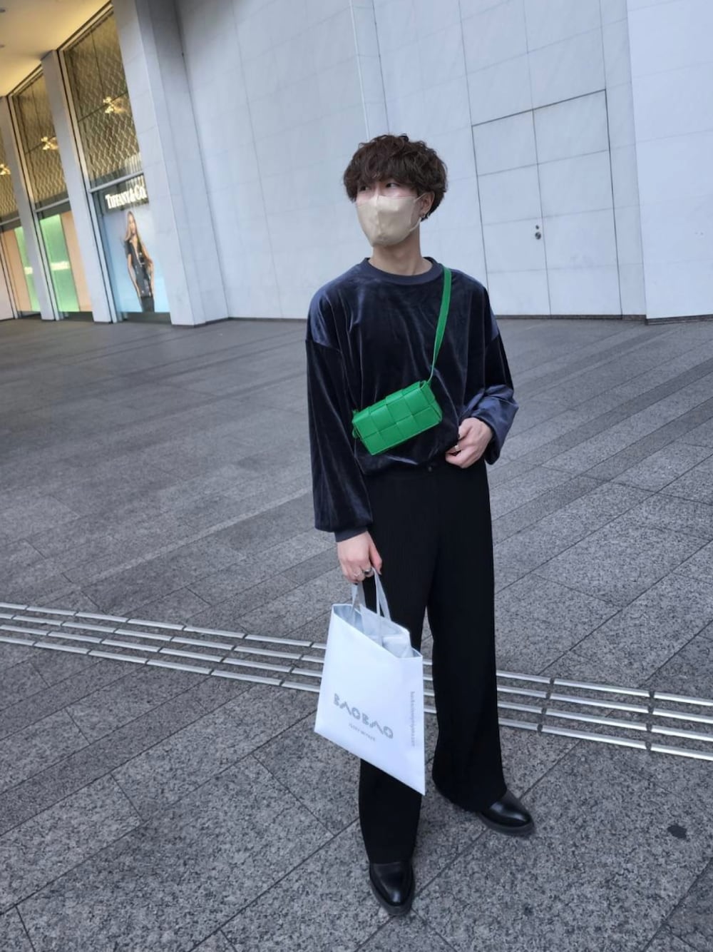 「BOTTEGA VENETA、ボッテガヴェネタ、ootd、メンズライク、ゆるコーデ、トレンド、冬コーデ、カジュアルコーデ、大人カジュアル、韓国ファッション、モード、革靴、きれいめカジュアル、お洒落さんとつながりたい、いいね、save、フォローお願いします🤑」｜「G.O.Cのオーバーサイズベロアクルーネックトレーナー（スウェット、ブラック系）」を使った、ごんぞうさん（メンズ・172cm）の冬コーディネートの1枚目の写真