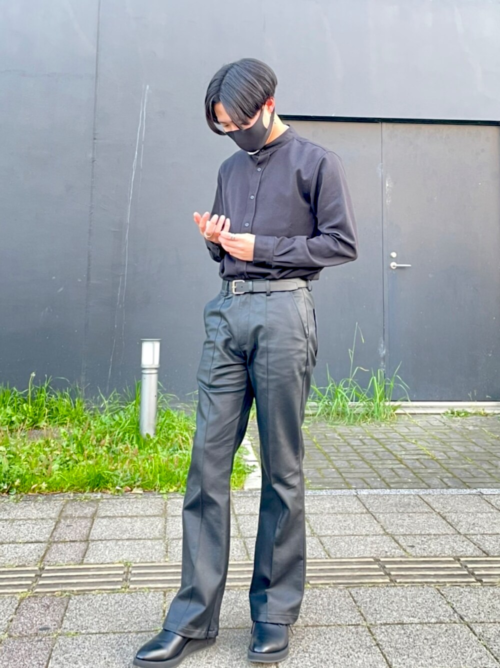 「秋コーデ、大人コーデ、ootd、オールブラック、ブラック、キレイめ、ロック、モード、シンプル、タックイン、メンズライク、レザーパンツ、韓国ファッション、お洒落さんとつながりたい、いいね、save、フォローお願いします🤑」｜「COMOLIのアイテム（シャツ/ブラウス、ブラック系）」を使った、ごんぞうさん（メンズ・171cm）の秋コーディネートの1枚目の写真