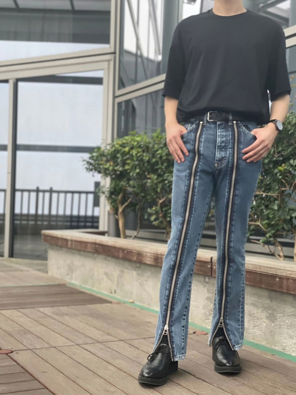 「モード、モードストリート、黒、ブラック、ロック、夏コーデ、デニムパンツ、メンズコーデ、革靴、ootd、おしゃれさんと繋がりたい、いいね、save、フォローお願いします🤑」｜「LAD MUSICIANのアイテム（Tシャツ/カットソー、ブラック系）」を使った、ごんぞうさん（メンズ・171cm）の夏コーディネートの1枚目の写真