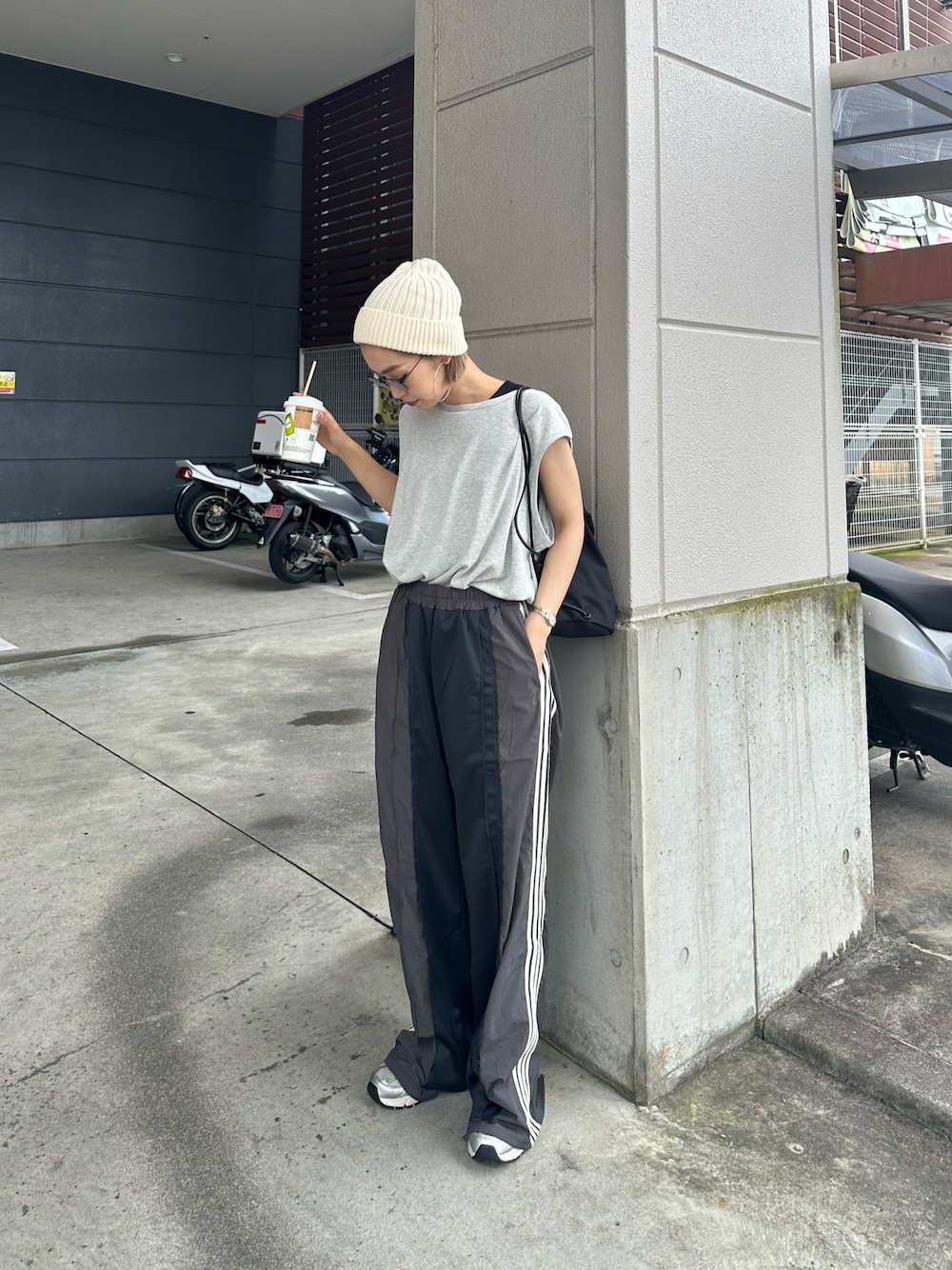 「アツいコーデ全部見せ、大人カジュアル、秋服準備はじめました、シンプルスタイル、大人かわいい、おでかけコーデ、シンプルコーデ、ラインパンツ、スポーツミックス、etsinta、タックイン、ニット帽、ブラック、CIAOPANIC TYPY」｜「CIAOPANIC TYPYの接触冷感ノースリレイヤードタンク（タンクトップ、グレー系）」を使った、ponsan0529さん（レディース・156cm）の夏コーディネートの1枚目の写真