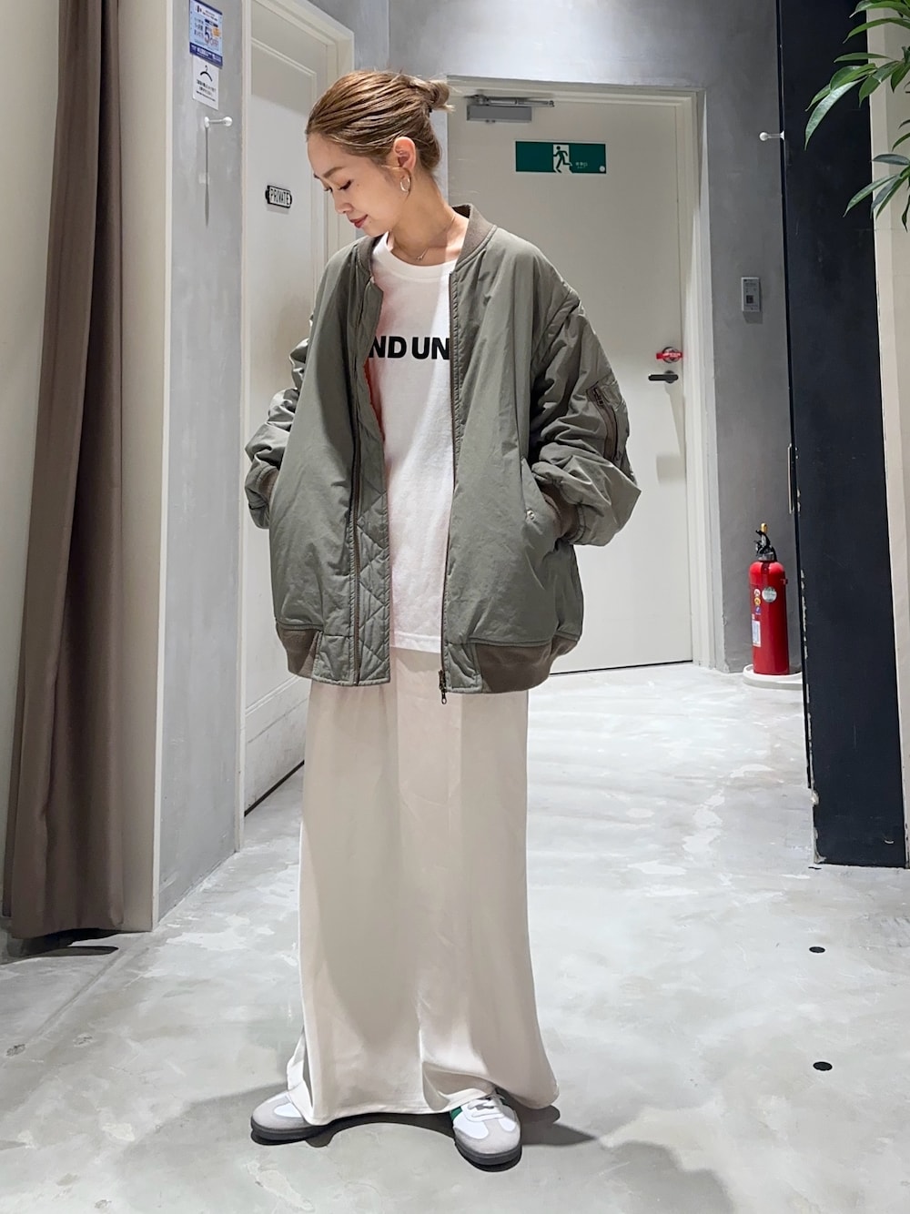 「ロゴT、モノトーン、ロングスカート、きれいめカジュアル、お出かけコーデ、秋服準備はじめました、ママファッション、ゆるシルエット、ラクチンコーデ、大人かわいい、MA-1、着こなしのちょこっとテク、デートコーデ、シンプルコーデ、マーメイドスカート」｜「CIAOPANIC TYPYの【ユニセックス】2WAYボリュームスリーブMA-1（MA-1、グリーン系）」を使った、ponsan0529さん（レディース・156cm）の夏コーディネートの1枚目の写真
