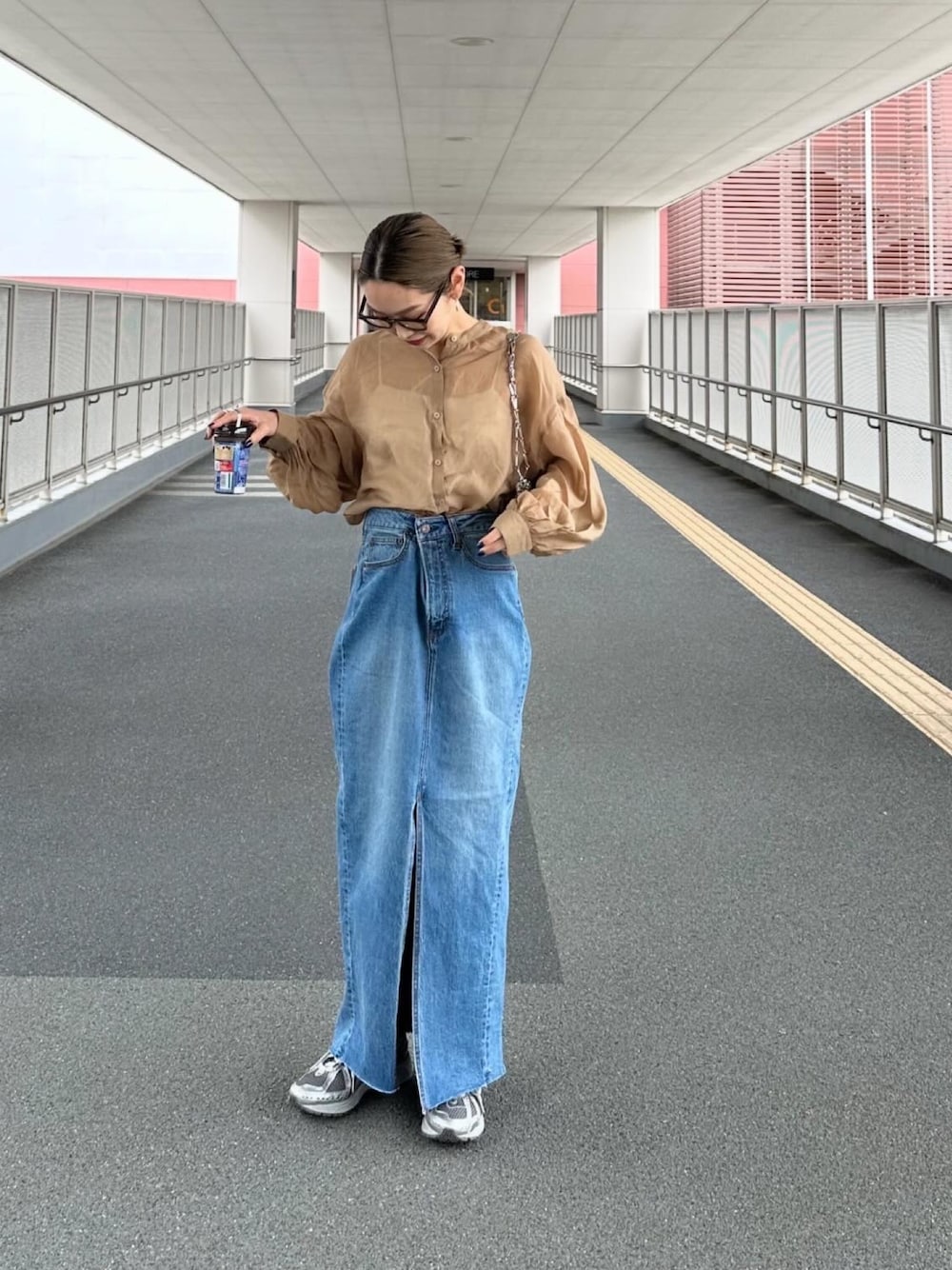 「春のNewスタイル、デニム、デニムスカート、デニムロングスカート、お出かけコーデ、シアーシャツ、ボリューム袖、お花見コーデ、メガネ女子、CIAOPANIC TYPY、チャオパニックティピー(CIAOPANIC TYPY)」｜「CIAOPANIC TYPYの【KELLY】vintagedenimタイトスリットスカート（デニムスカート、ブルー系）」を使った、ponsan0529さん（レディース・156cm）の春コーディネートの1枚目の写真
