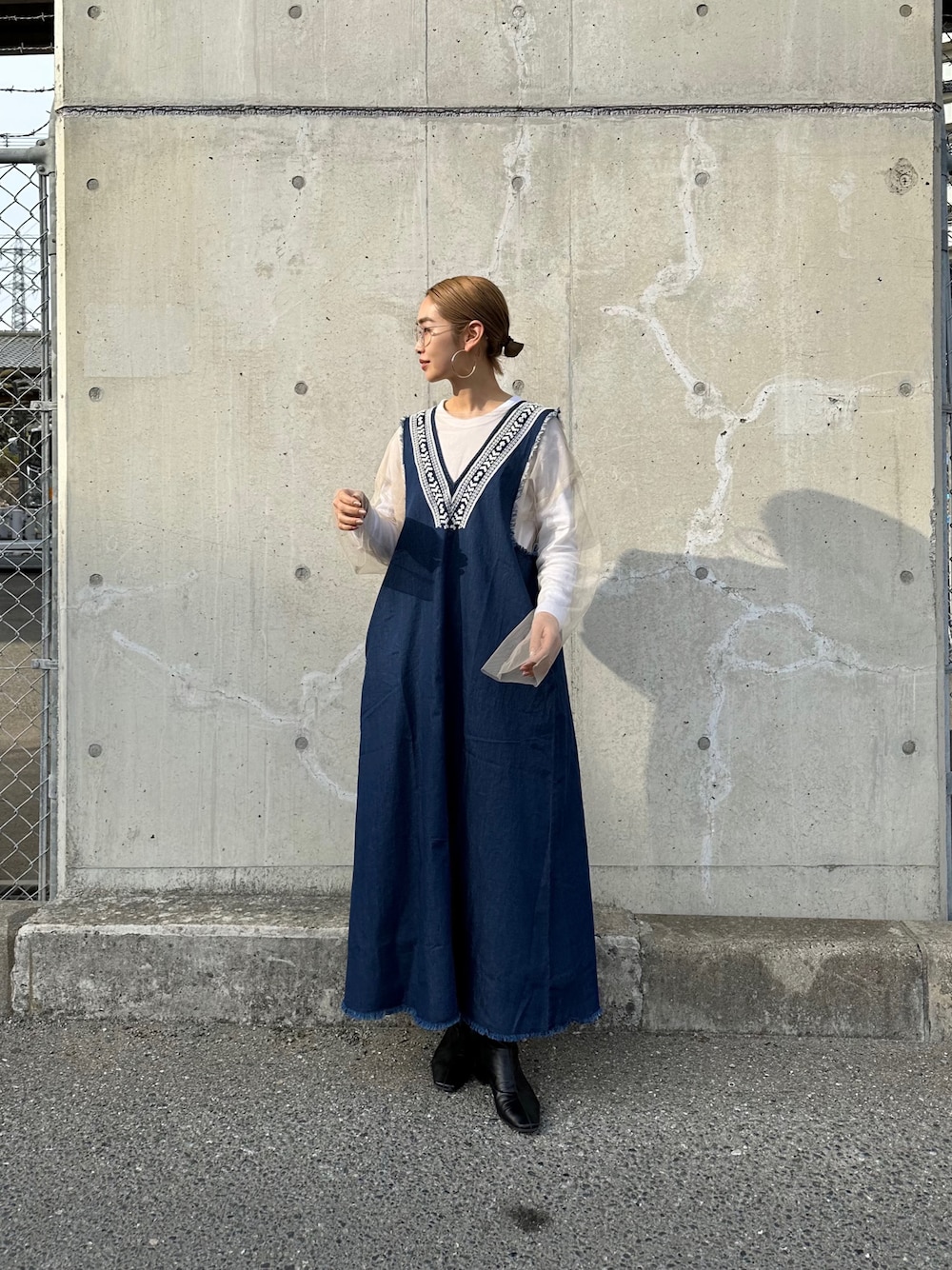 「春カラー、#春コーデ、デニムワンピース、ワンピースコーデ、刺繍ワンピース、大人カジュアル、トレンドコーデ、春ワンピ、CIAOPANIC TYPY、チャオパニックティピー(CIAOPANIC TYPY)」｜「CIAOPANIC TYPYの【india】デニム刺繍Vネックワンピース（ワンピース、ブルー系）」を使った、ponsan0529さん（レディース・156cm）の春コーディネートの1枚目の写真