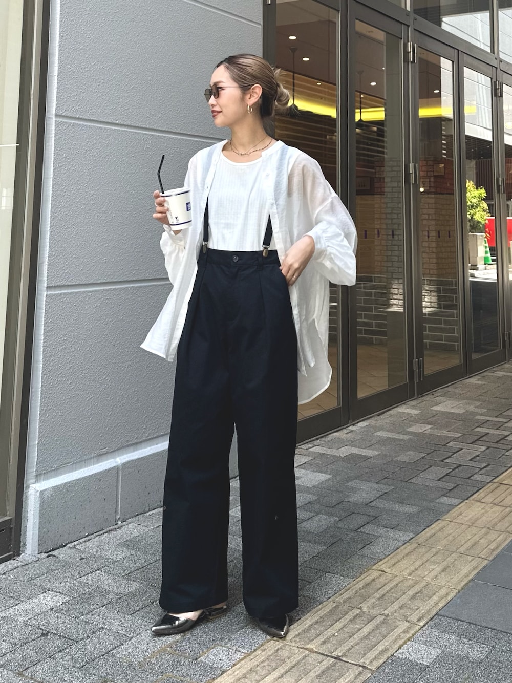 ブラック系のサロペット/オーバーオール、ホワイト系のシャツ/ブラウスを着用したレディースの春コーディネートの1枚目の写真