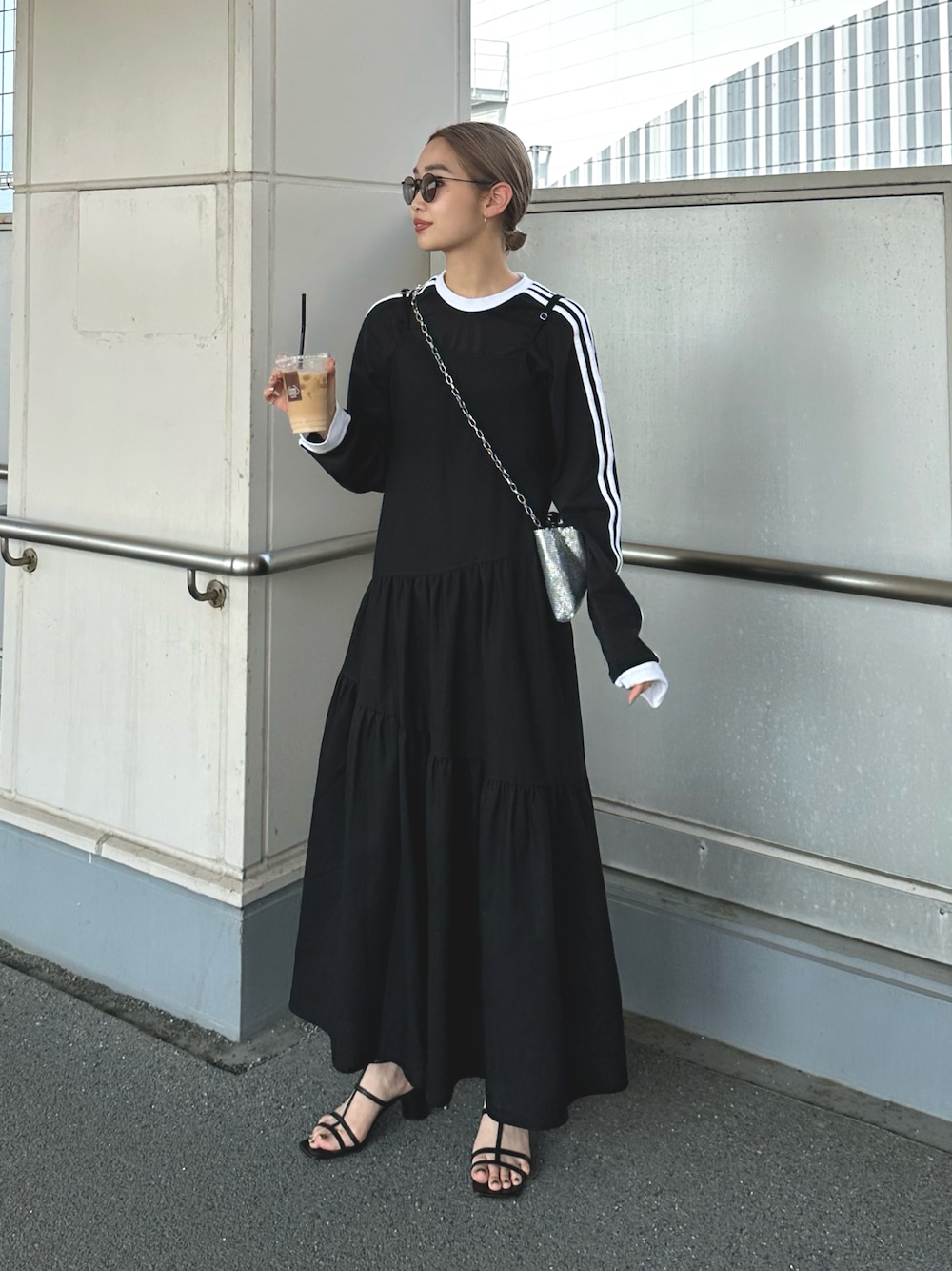「お出かけコーデ日記、オトナカジュアル、オールブラック、ストリート、アディダス、おでかけコーデ、ワンピーススタイル、ワンピース、モノトーンコーデ、ママファッション、CIAOPANIC TYPY」｜「CIAOPANIC TYPYのメッシュTEE付キャミワンピース（ワンピース、ブラック系）」を使った、ponsan0529さん（レディース・156cm）の春コーディネートの1枚目の写真
