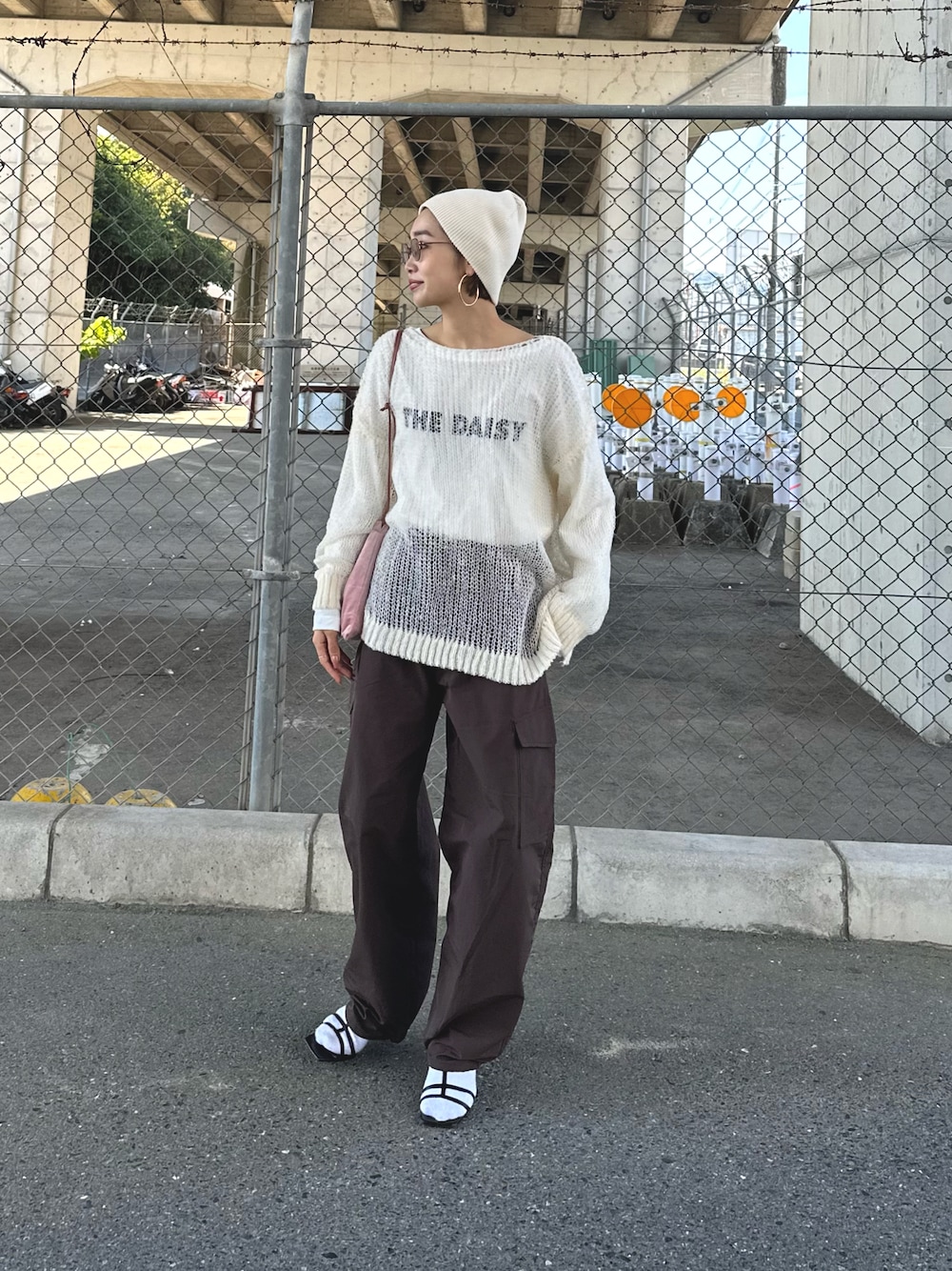 「重ね着ベストシーズン、カーゴパンツ、カーゴパンツコーデ、淡色コーデ、ストリート、秋コーデ、オトナカジュアル、シンプル、秋服コーデ、パンツコーデ、ママコーデ、ビーニー、CIAOPANIC TYPY」｜「CIAOPANIC TYPYのサイドドロストカーブカーゴパンツ（カーゴパンツ、ブラウン系）」を使った、ponsan0529さん（レディース・156cm）の秋コーディネートの1枚目の写真