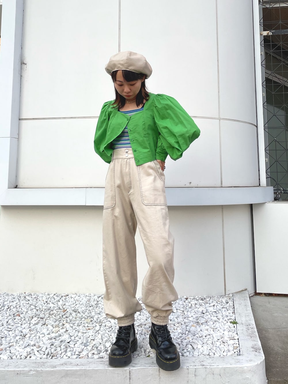 「jouetie、jouetiefashionista、jouetie_ootd、ジュエティ、カラーコーデ、スクエアネック(ネック)、ブラウス×パンツ、ジョガーパンツ、ベレー帽、アイボリーコーデ、低身長コーデ、152cm、ドクターマーチン、Dr.Martens、150cmコーデ」｜「jouetieのBIGベレー（ハンチング/ベレー帽、ホワイト系）」を使った、ERIKOさん（レディース・152cm）の冬コーディネートの1枚目の写真