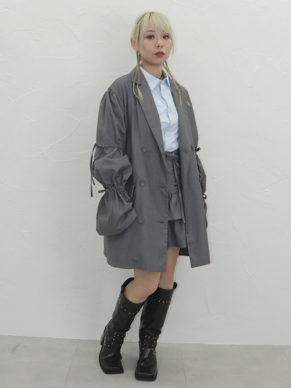 「jouetie、ジュエティ、低身長、低身長コーデ、骨格ウェーブ、イエベ春、ジャケット、セットアップ、リボン、バレエコア、ティアードスカート、ウエスタンブーツ、最近のいい感じコーデ、淡色コーデ、お出かけコーデ」｜「jouetieのリボンスリーブジャケットミニワンピース【セットアップ対応】（テーラードジャケット、グレー系）」を使った、ERIKOさん（レディース・152cm）の秋コーディネートの1枚目の写真