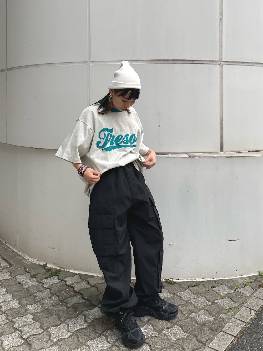 「jouetie、ジュエティ、低身長コーデ、152cm、150cmコーデ、骨格ウェーブ、イエベ春、Champion、チャンピオン、ストリートコーデ、メンズライクコーデ、スケータースタイル、Tシャツ、カーゴパンツ、春服デビュー宣言」｜「jouetieのchampionロゴBIGT【コラボ】（Tシャツ/カットソー、グレー系）」を使った、ERIKOさん（レディース・152cm）の春コーディネートの1枚目の写真