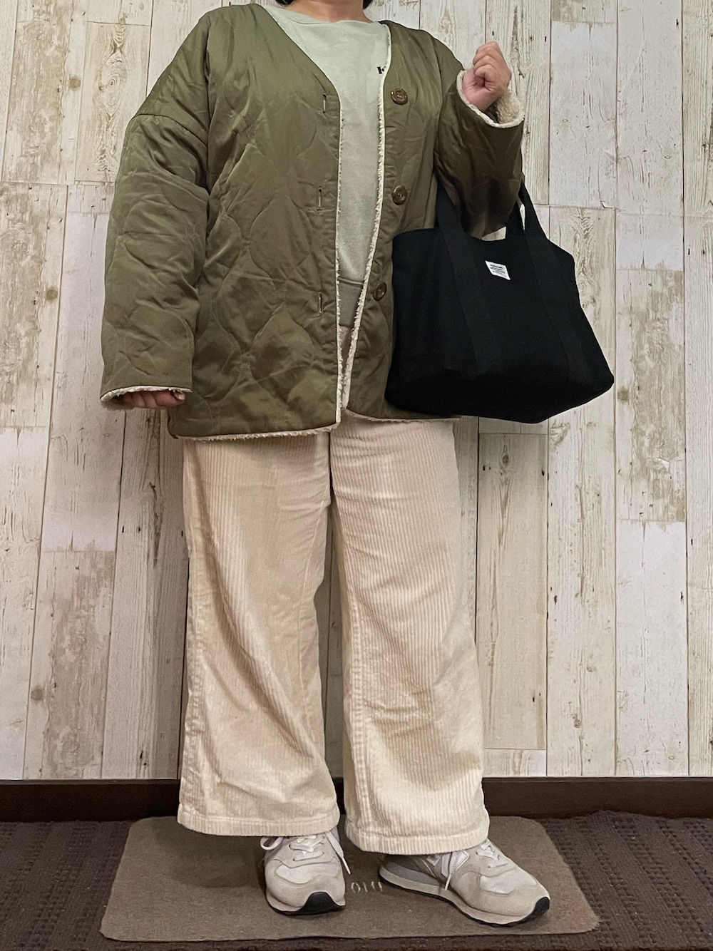 「休日コーデ、シンプルスタイル、ゆるコーデ、#冬コーデ、プチプラコーデ、スニーカー、GU、アウター、50代コーデ、50代カジュアル、ぽっちゃり、キルティングジャケット」｜「GRLのアイテム（トートバッグ、ブラック系）」を使った、cibiusaさん（レディース・145cm）の冬コーディネートの1枚目の写真