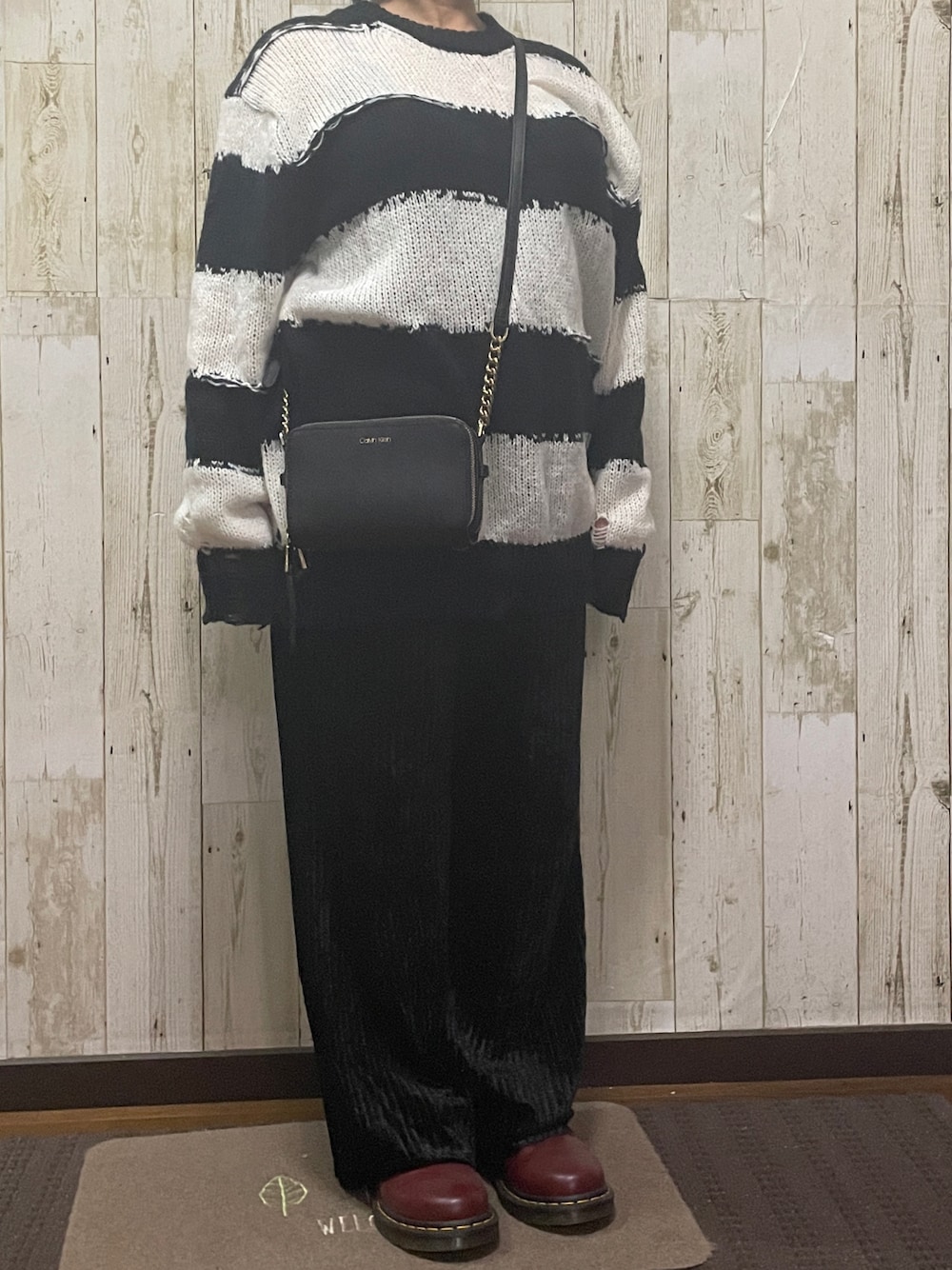 「休日スタイル、シンプルコーデ、今日のコーデ、秋コーデ、低身長女子、プチプラ、冬、ゆるニット、50代コーデ、50代カジュアル」｜「カルバンクラインのアイテム（ショルダーバッグ、ブラック系）」を使った、cibiusaさん（レディース・145cm）の秋コーディネートの1枚目の写真