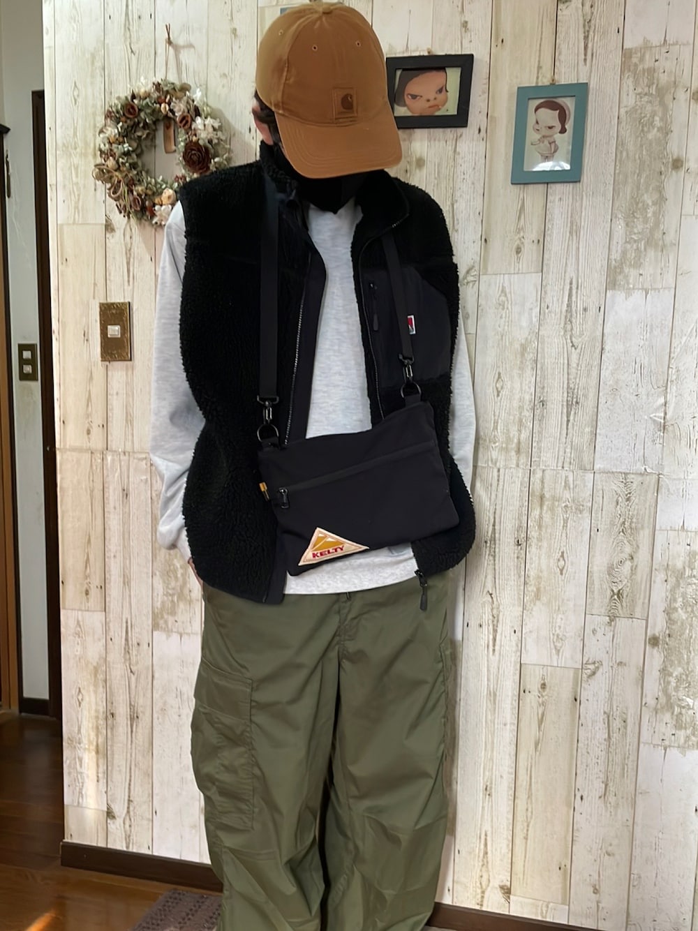 「休日コーデ、今日のコーデ、キャップ、プチプラコーデ、ラクチンコーデ、カーゴパンツ」｜「Carharttのcarhartt（カーハート）ODESSAキャップ/ウォッシュ加工キャンバス（キャップ、ブラウン系）」を使った、cibiusaさん（メンズ・170cm）の冬コーディネートの1枚目の写真
