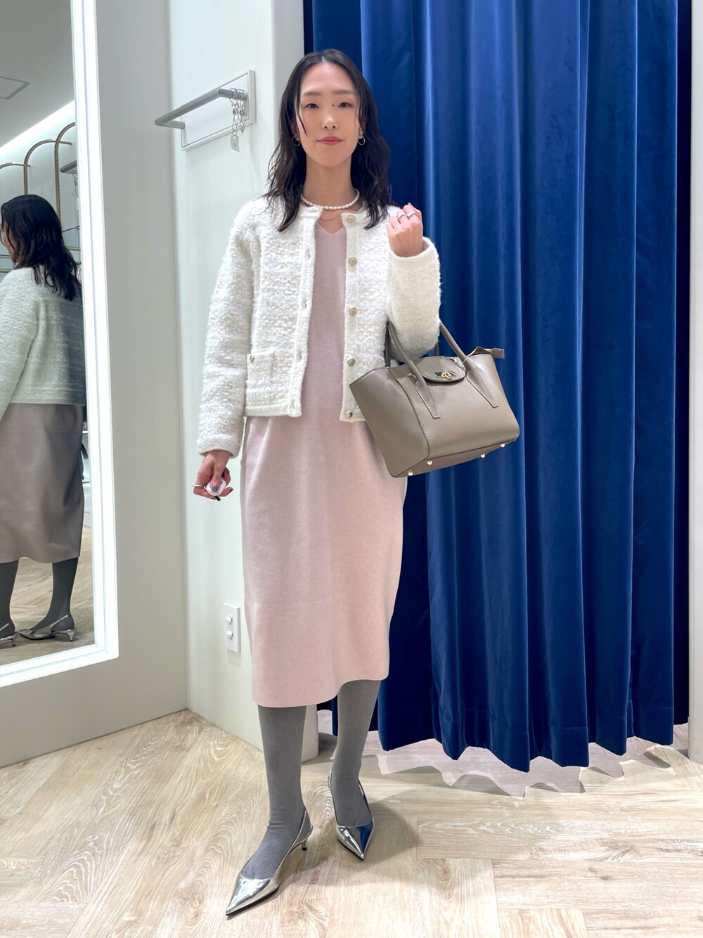 「冬コーデ、ホワイトコーデ、クリスマスに着たい服、秋冬コーデ、大人かわいい、ニットコーデ、シンプルスタイル、オトナ女子、大人可愛い、キレイめコーデ、キレイめ、カラーコーデ、淡色女子、忘年会、ニットワンピース」｜「NOLLEY’S Sophiの《手洗い可能》ラメ総針Vネックコクーンワンピース（ワンピース、ピンク系）」を使った、EIKA.Kさん（レディース・160cm）の冬コーディネートの1枚目の写真