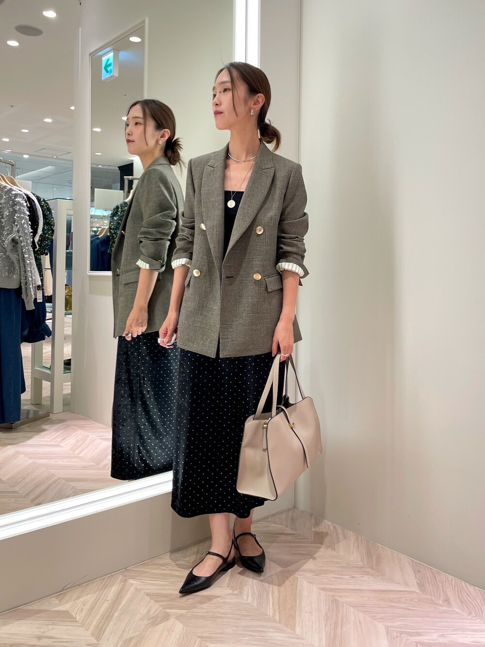 「大人コーデ、秋服コーデ、シンプル、ドット、ベロア、ベロアスカート、シンプルスタイル、トラッド、ジャケットスタイル、タイトスカート、ロリステッラ」｜「NOLLEY’S Sophiの《セットアップ対応》シャークダブルジャケット（テーラードジャケット、ブラック系）」を使った、EIKA.Kさん（レディース・160cm）の夏コーディネートの1枚目の写真