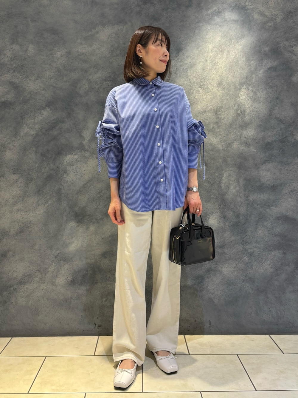 「休日スタイル、楽チンコーデ、パンツコーデ、春服、ラクチンコーデ、大人女子、春夏コーデ、春、オトナ女子、キレイめカジュアル、春カラー、標準身長、スタッフコーデ、シャツスタイル、オトナカジュアル」｜「fredy emueの【haru企画】ストライプリボンシャツ（シャツ/ブラウス、ブルー系）」を使った、Wajikiさん（レディース・157cm）の冬コーディネートの1枚目の写真