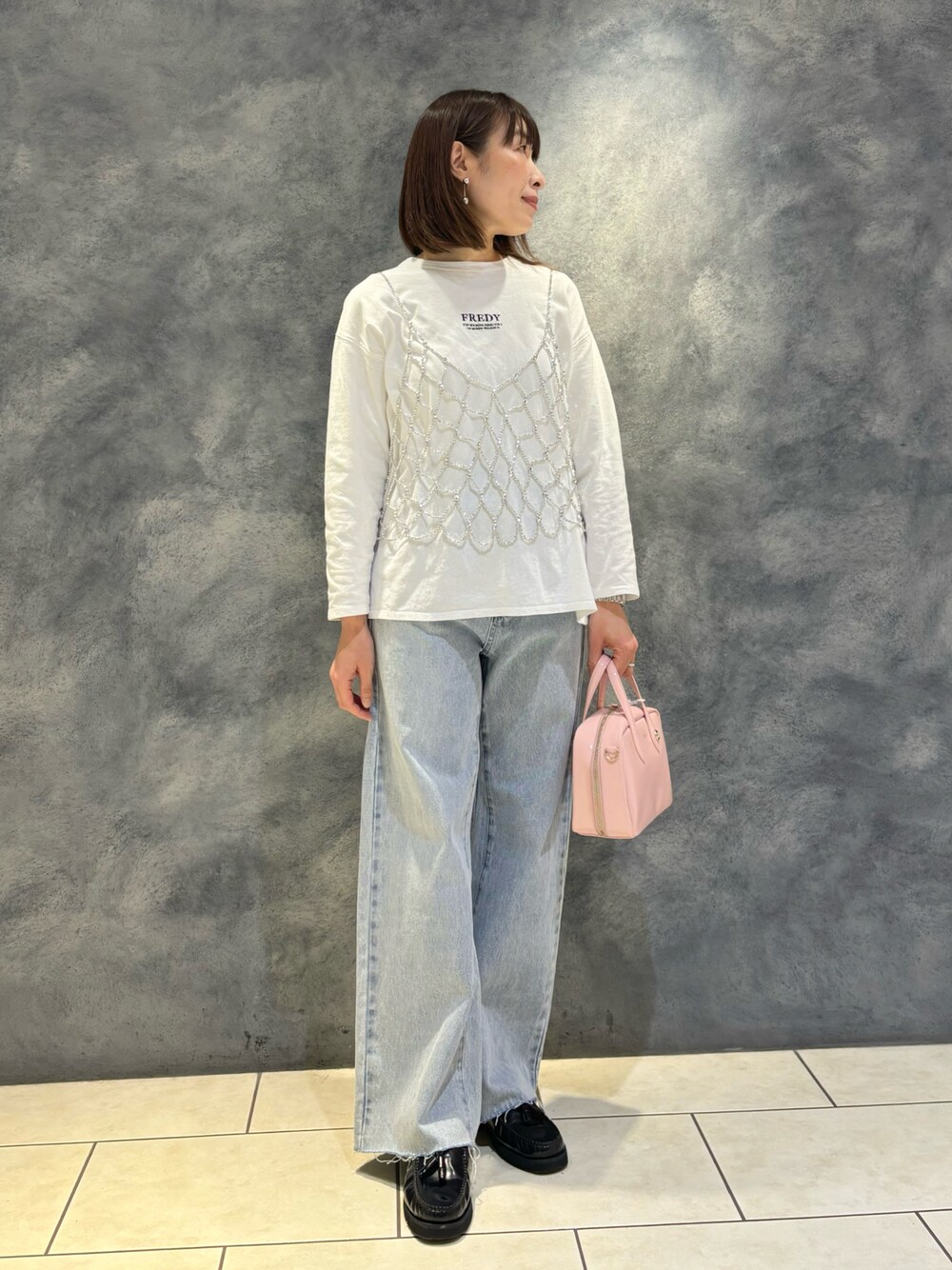 「レイヤードスタイル、フレアパンツ、休日スタイル、パンツコーデ、春服、オトナ女子、春、大人女子、春夏コーデ、淡色女子、春カラー、キレイめカジュアル、標準身長、オトナカジュアル、今日のコーデ」｜「fredy emueの刺繍微起毛ロンTシャツ（Tシャツ/カットソー、ホワイト系）」を使った、Wajikiさん（レディース・157cm）の冬コーディネートの1枚目の写真