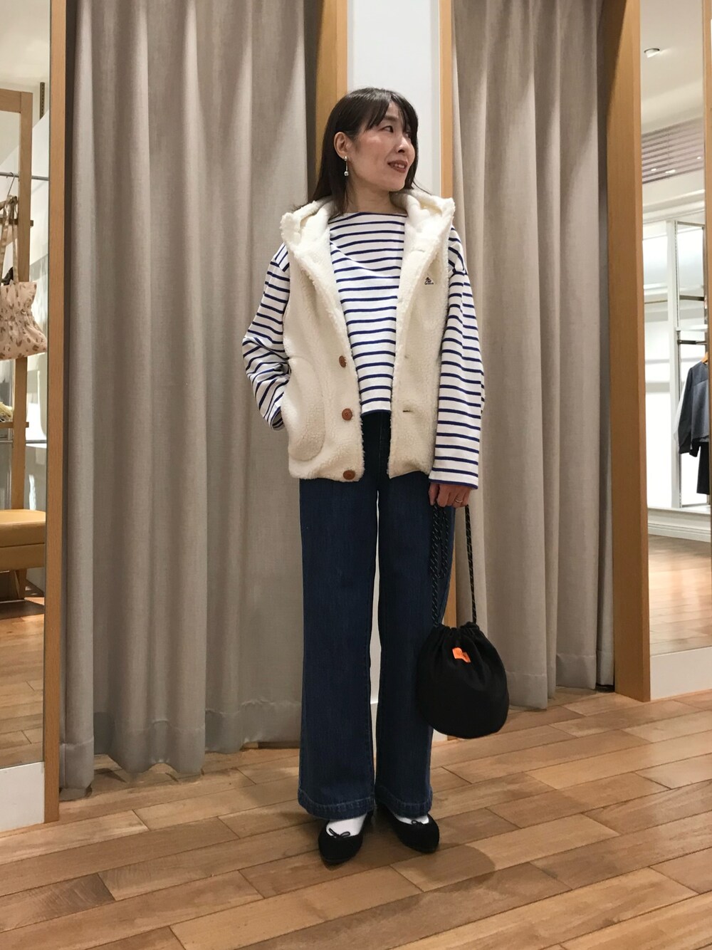「レイヤードスタイル、デニム、休日スタイル、ショルダーバッグ、冬コーデ、お出かけコーデ、パーカー、秋冬コーデ、おでかけコーデ、今日のコーデ、レイヤード、冬アウター、着回しコーデ、ラフコーデ、アウターコーデ」｜「fredy emueのセミワイドデニムパンツ（デニムパンツ、ブルー系）」を使った、Wajikiさん（レディース・157cm）の秋コーディネートの1枚目の写真