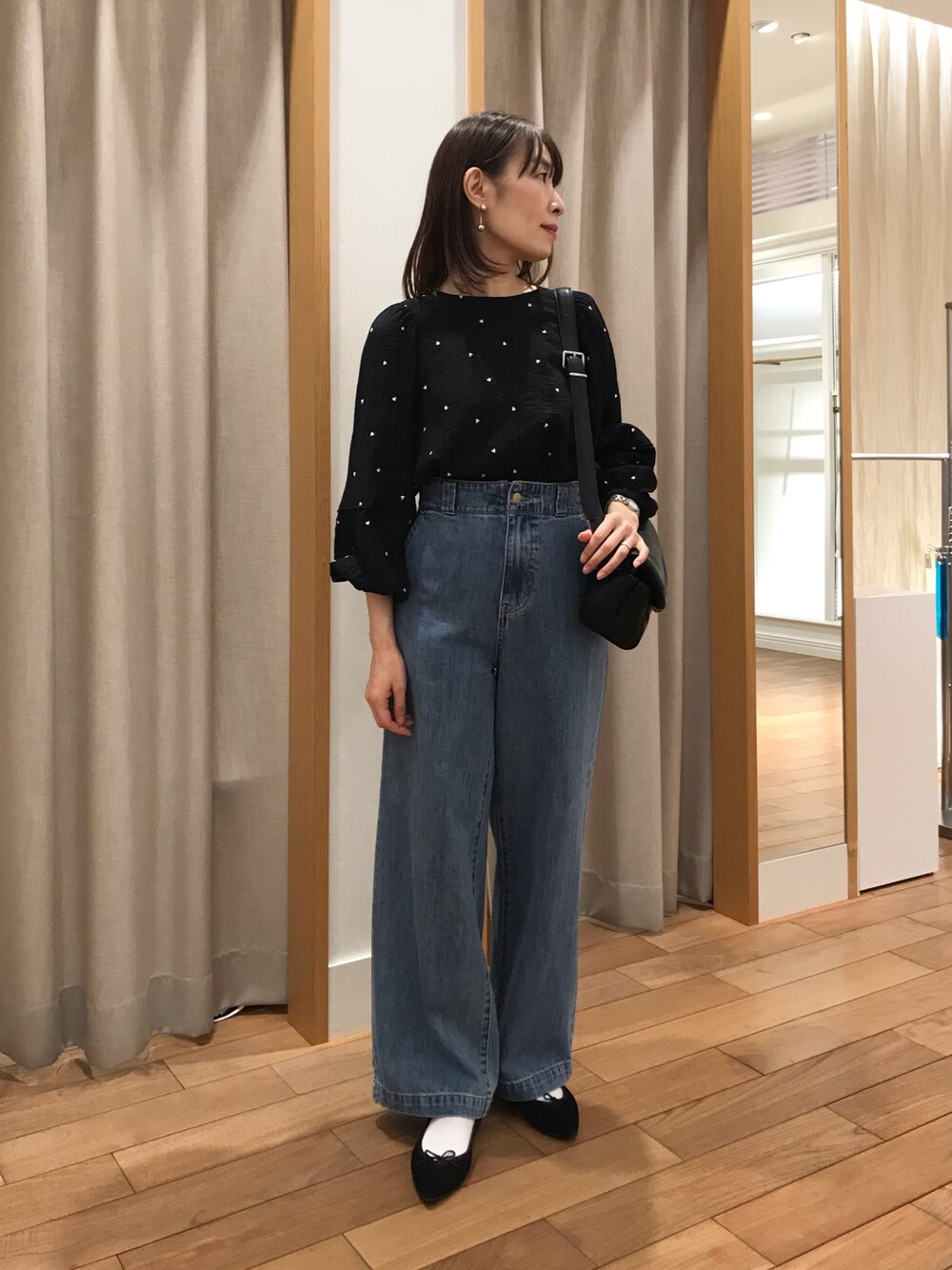 「デニム、秋コーデ、お出かけコーデ、休日スタイル、大人女子、大人かわいい、シンプル、オトナカジュアル、ootd、秋冬コーデ、秋のコーデ、パンツコーデ、秋カラー、秋物」｜「fredy emueの【WEB限定デザインあり】刺繍袖ボリュームブラウス（シャツ/ブラウス、ブラック系）」を使った、Wajikiさん（レディース・157cm）の秋コーディネートの1枚目の写真