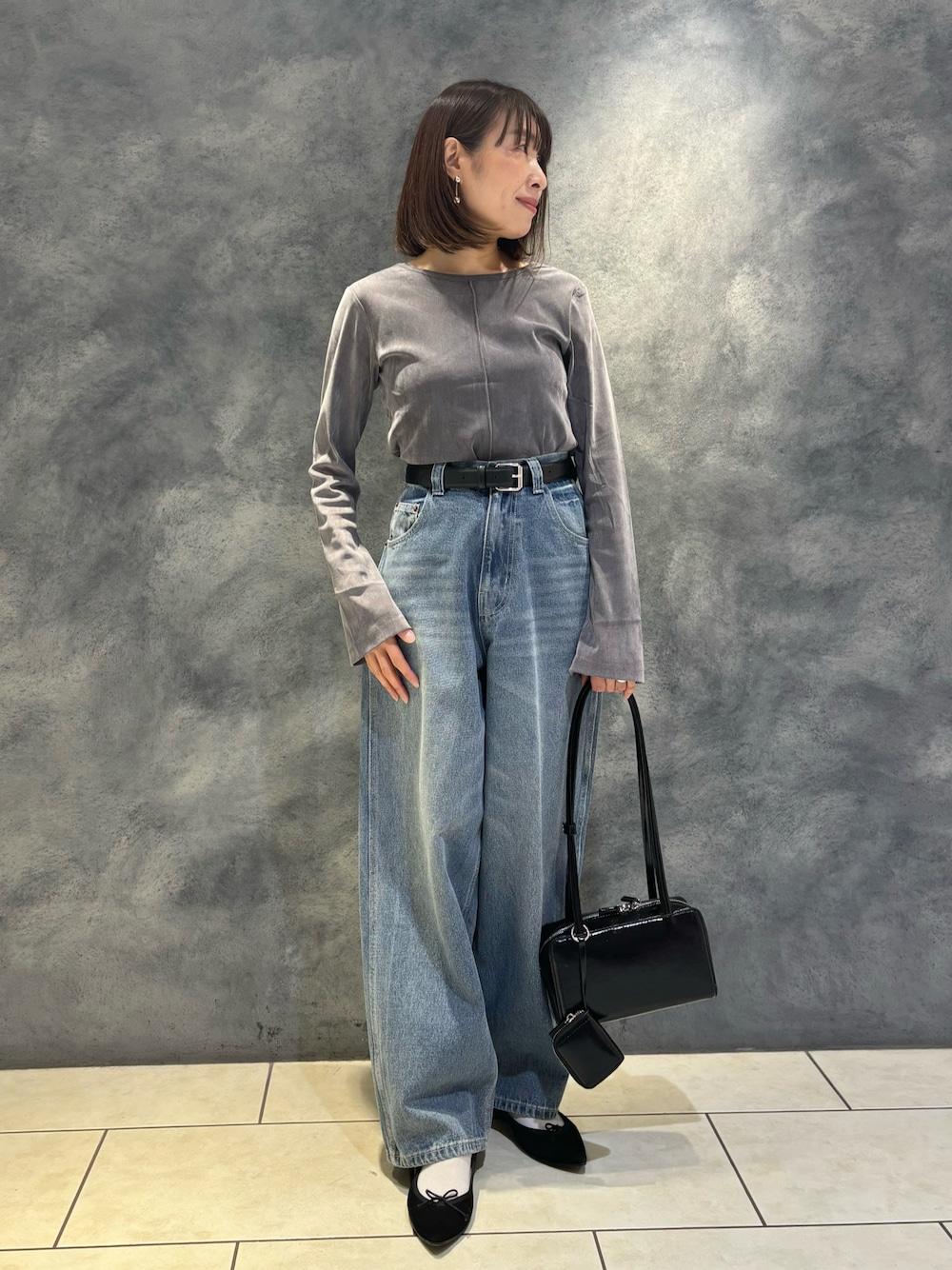 「大人ファッション、オトナ女子、オトナカワイイ、春服コーデ、今日のコーデ、大人コーデ、レディースファッション、ootd、春服、ハンドバッグ、グレー、着回しコーデ、トレンド、オトナカジュアル、パンツコーデ」｜「fredy emueのハイウエストルーズデニムパンツ（デニムパンツ、ブルー系）」を使った、Wajikiさん（レディース・157cm）の冬コーディネートの1枚目の写真