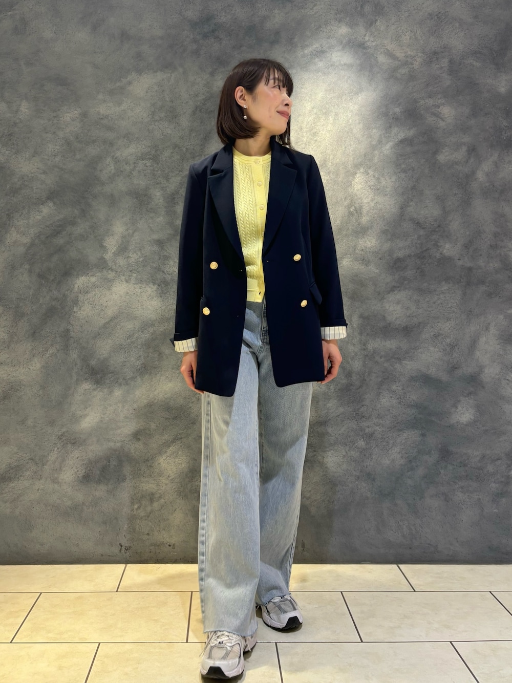 「春色、今日のコーデ、春服コーデ、大人コーデ、キレイめコーデ、オトナカジュアル、オトナ女子、おでかけコーデ、パンツコーデ、ジャケット/アウター、はるコーデ、デニムコーデ、春カラー、春ニット、カラーコーデ」｜「fredy emueのカットオフセミフレアデニムパンツ（デニムパンツ、ブルー系）」を使った、Wajikiさん（レディース・157cm）の春コーディネートの1枚目の写真