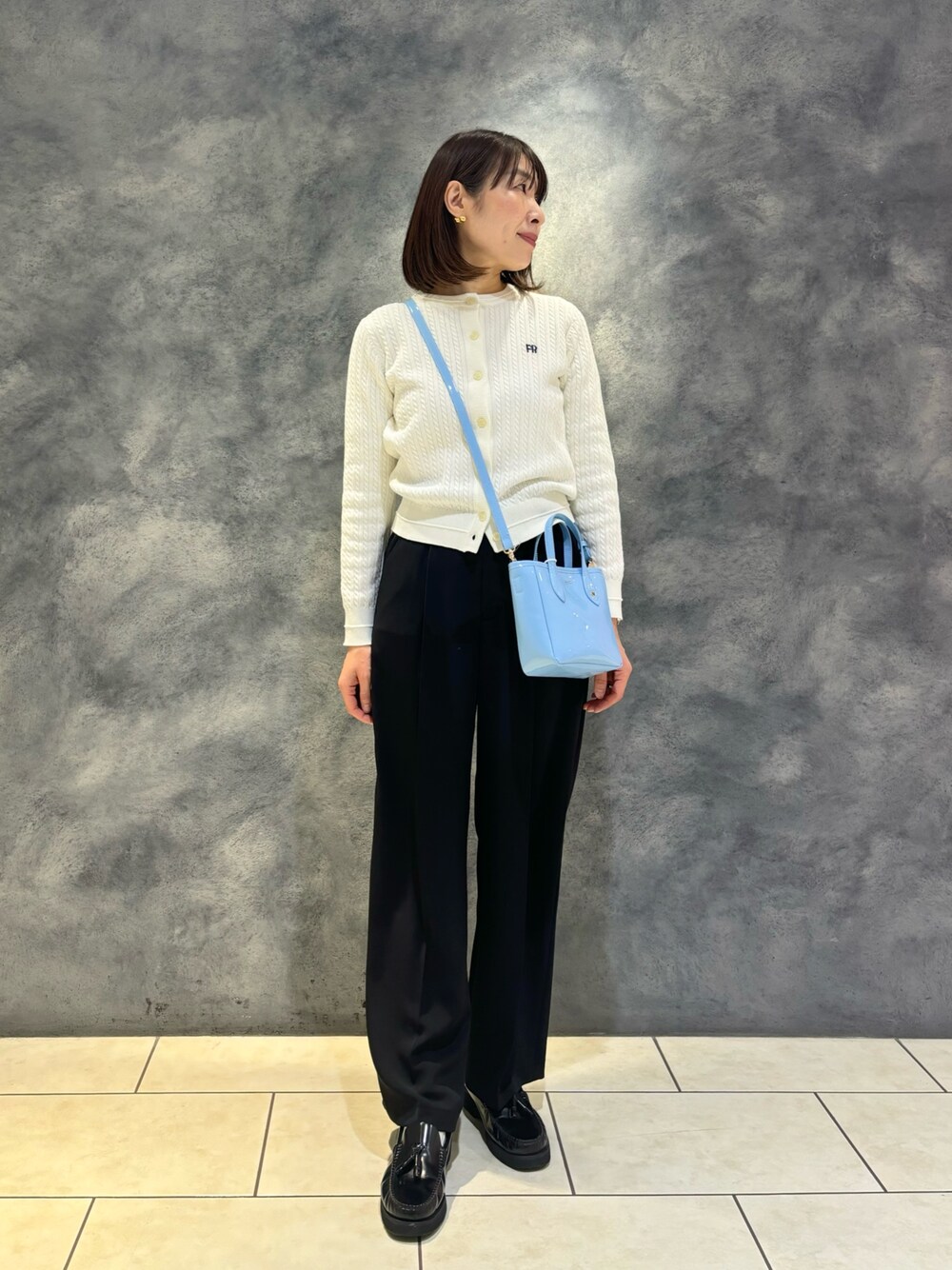 「春色、今日のコーデ、オトナカジュアル、大人コーデ、オトナ女子、キレイめコーデ、春服コーデ、パンツコーデ、大人ファッション、はるコーデ、春ニット、ブラック、キレイめカジュアル、休日スタイル、ホワイトコーデ」｜「fredy emueのFR刺繍ミニケーブル柄カーディガン（カーディガン/ボレロ、ホワイト系）」を使った、Wajikiさん（レディース・157cm）の春コーディネートの1枚目の写真