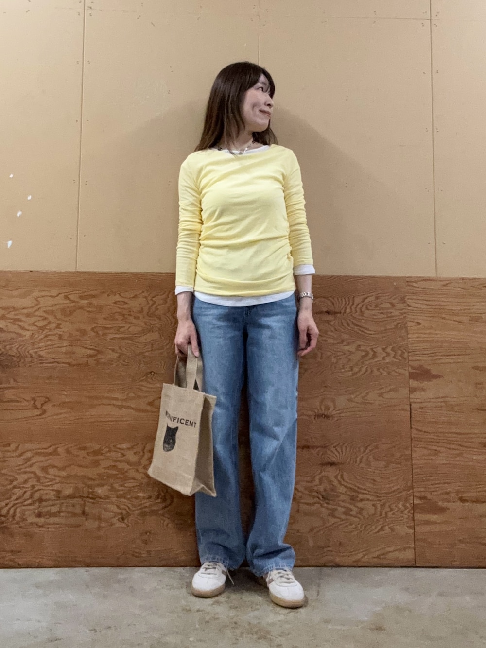 ブルー系のデニムパンツ、ブラック系のトートバッグ、ホワイト系のTシャツ/カットソーを着用したレディースの夏コーディネートの1枚目の写真