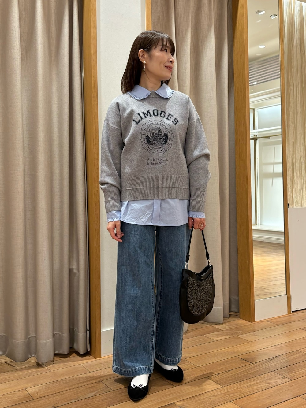 「冬コーデ、デニム、オトナ女子、ニット、休日スタイル、きれいめカジュアル、ショルダーバッグ、レイヤードスタイル、シンプル、シンプルスタイル、秋冬、大人ガーリー、ロゴニット、大人かわいい、ハイネック」｜「fredy emueのフリルカラーブラウス（シャツ/ブラウス、ブルー系）」を使った、Wajikiさん（レディース・157cm）の冬コーディネートの1枚目の写真