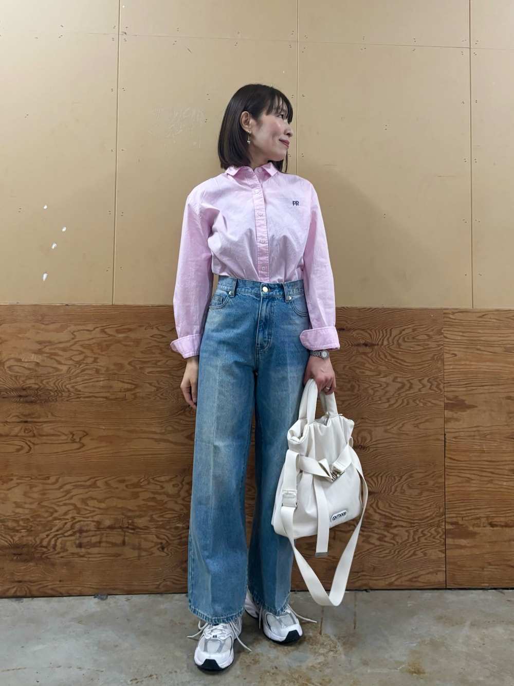 「春色、トートバッグ、春コーデ、大人カジュアル、スポーツミックス、休日スタイル、スニーカー、お出かけコーデ、ショルダーバッグ、春服コーデ、オトナ女子、ブラウスコーデ、ピンク、春めき満開コーデ、ラクチンコーデ」｜「NEW BALANCEの【New Balance/ニューバランス】MR530（スニーカー、ホワイト系）」を使った、Wajikiさん（レディース・157cm）の春コーディネートの1枚目の写真