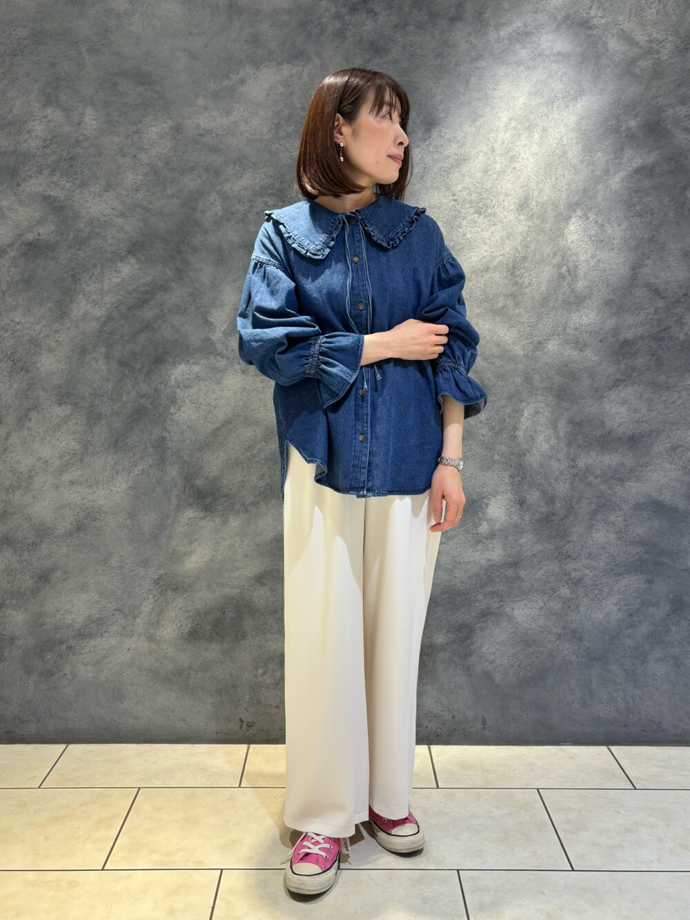 「休日スタイル、パンツコーデ、春服、楽チンコーデ、ラクチンコーデ、スニーカー女子、オトナ女子、春、大人女子、春夏コーデ、春カラー、キレイめカジュアル、シャツスタイル、オトナカジュアル、今日のコーデ」｜「fredy emueの【新色登場】とろみツイルスラックスイージーパンツ（その他パンツ、ホワイト系）」を使った、Wajikiさん（レディース・157cm）の冬コーディネートの1枚目の写真