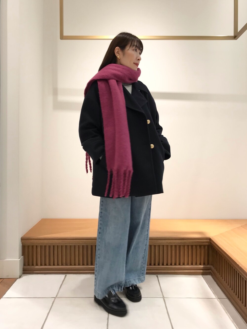 「ビッグシルエット、お出かけコーデ、コート、デニム、冬コーデ、ニット、秋服、オトナ女子、ニットコーデ、大人可愛い、休日スタイル、ゆるコーデ、オトナカワイイ、シンプルコーデ、秋服コーデ」｜「fredy emueのデニムセミワイドパンツ（デニムパンツ、ブルー系）」を使った、Wajikiさん（レディース・157cm）の秋コーディネートの1枚目の写真