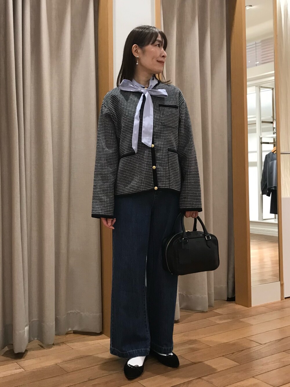 「チェック、冬コーデ、きれいめカジュアル、お出かけコーデ、デニム、秋服コーデ、大人かわいい、着回しコーデ、秋冬、大人女子、秋服、ootd、冬、今日のコーデ、オトナカワイイ」｜「fredy emueのレザースクエアボストンバック（ハンドバッグ、ブラック系）」を使った、Wajikiさん（レディース・157cm）の秋コーディネートの1枚目の写真