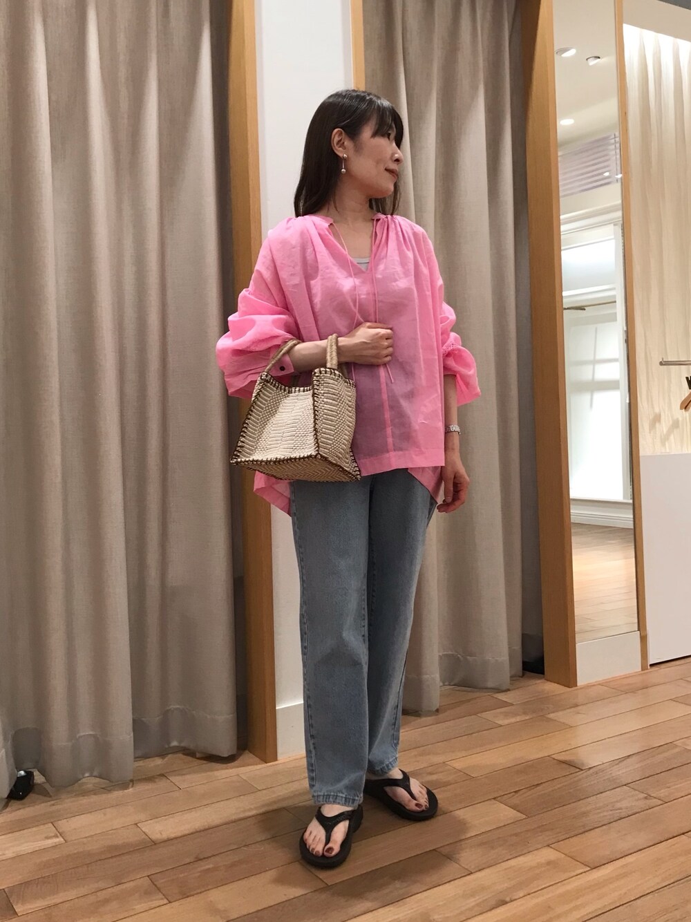 シルバー系のTシャツ/カットソー、ブルー系のデニムパンツ、ブラック系のサンダルを着用したレディースの夏コーディネートの1枚目の写真