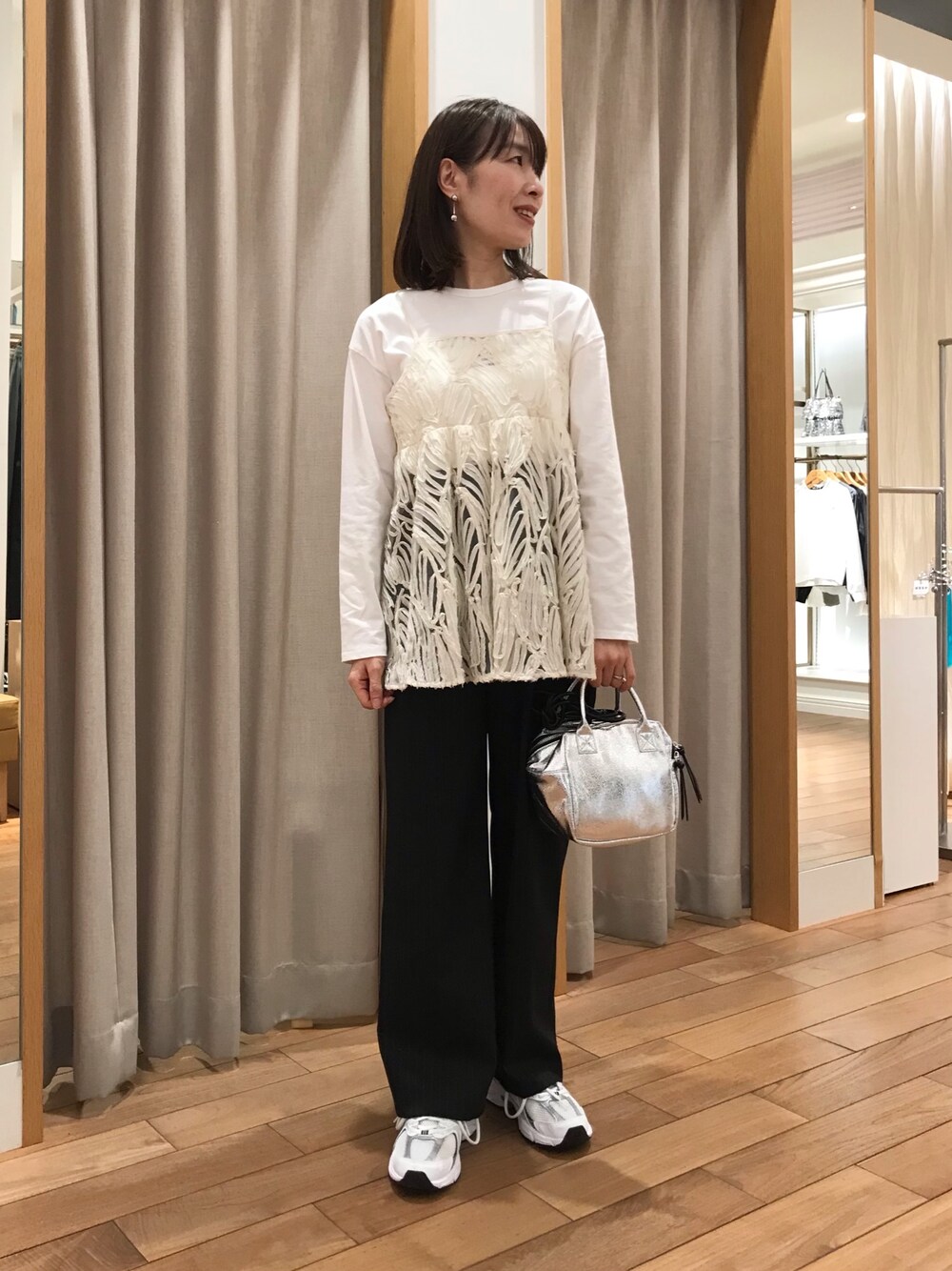 「ビスチェ、ショルダーバッグ、シアートップス、スニーカー、お出かけコーデ、秋コーデ、モノトーン、大人かわいい、オトナカジュアル、大人女子、秋のコーデ、レイヤードスタイル、おでかけコーデ、秋冬コーデ、スニーカーコーデ」｜「fredy emueのチュールバテンレースキャミビスチェ（キャミソール、ホワイト系）」を使った、Wajikiさん（レディース・157cm）の秋コーディネートの1枚目の写真