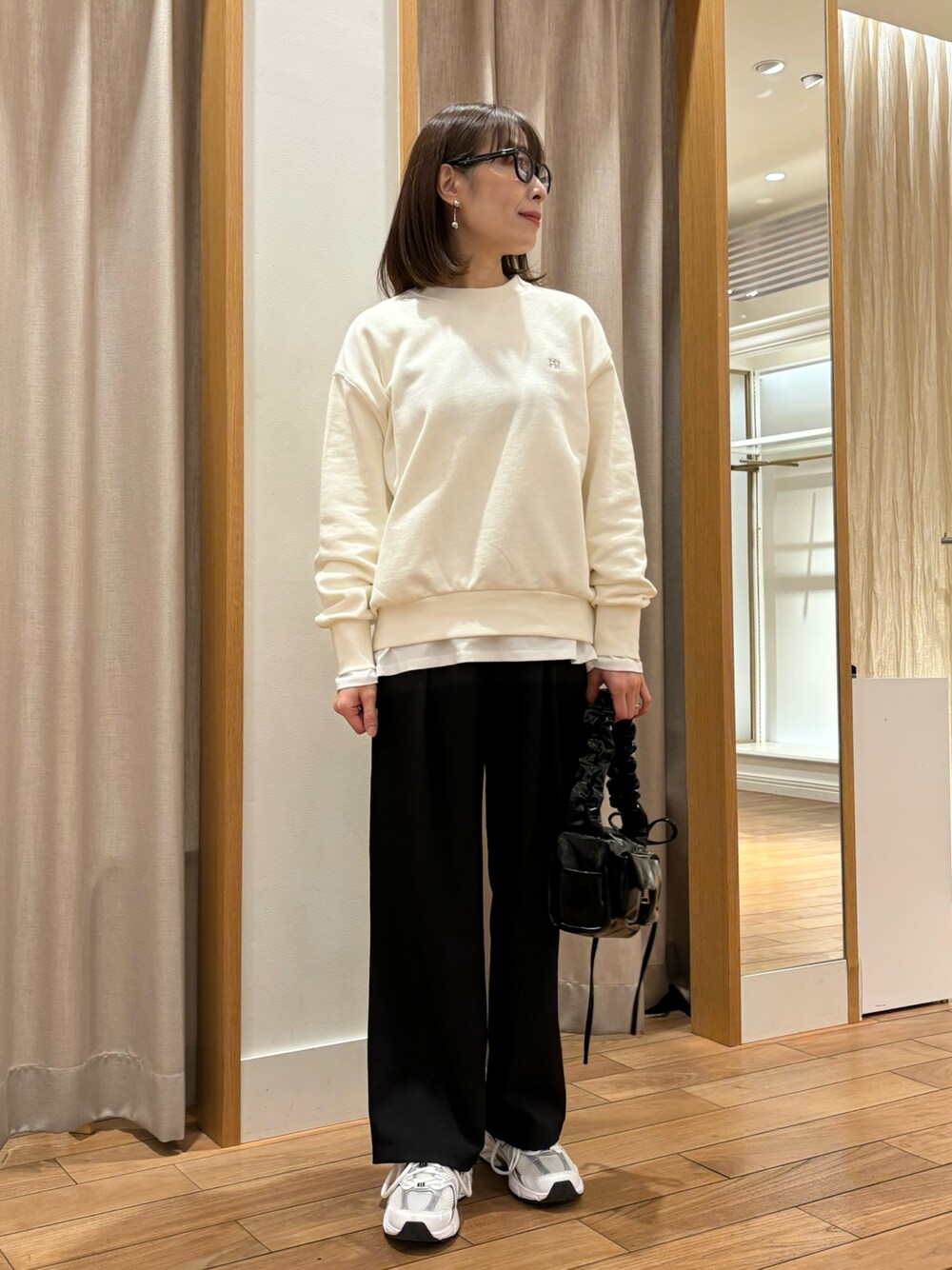 「冬コーデ、モノトーン、休日スタイル、ショルダーバッグ、レイヤードスタイル、スウェット、オトナ女子、シンプル、秋冬、シンプルスタイル、大人かわいい、メガネ女子、冬、ootd、スポーツミックス」｜「fredy emueのシルケットPHOTO ロンTシャツ（Tシャツ/カットソー、ホワイト系）」を使った、Wajikiさん（レディース・157cm）の冬コーディネートの1枚目の写真