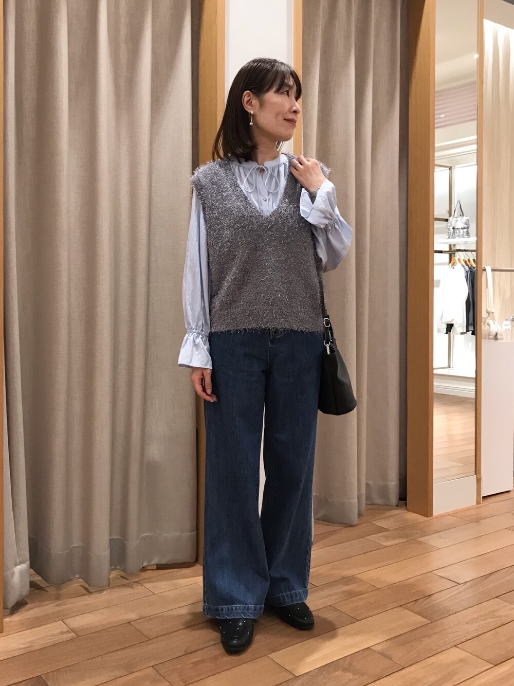 「デニム、シャツスタイル、ローファー、ショルダーバッグ、レザー、お出かけコーデ、秋コーデ、オトナカジュアル、大人かわいい、大人女子、おでかけコーデ、秋冬コーデ、ブルー、デニムコーデ、秋のコーデ」｜「fredy emueのシルキーレーヨン前開きギャザーブラウス（シャツ/ブラウス、ブルー系）」を使った、Wajikiさん（レディース・157cm）の秋コーディネートの1枚目の写真