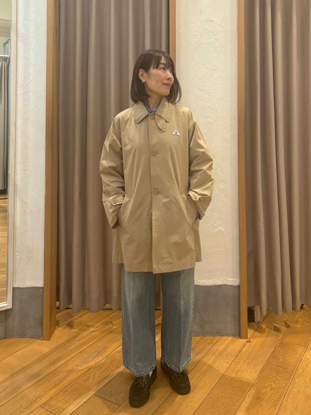 「春色、春めき満開コーデ、春コーデ、ローファー、大人カジュアル、休日スタイル、お出かけコーデ、春服コーデ、お花見コーデ、オトナ女子、大人ファッション、お花見、ラクチンコーデ、ゆるコーデ、トレンチコート」｜「fredy emueのFRセンタープレスセミワイドデニムパンツ（デニムパンツ、ブルー系）」を使った、Wajikiさん（レディース・157cm）の春コーディネートの1枚目の写真