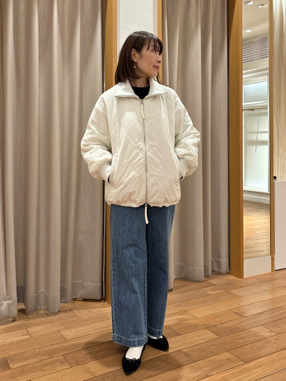 「キルティング、冬アウター、スウェット、冬コーデ、お出かけコーデ、デニム、シンプルスタイル、休日スタイル、秋冬コーデ、オトナカジュアル、今日のコーデ、デニムコーデ、パンツスタイル、ootd、大人かわいい」｜「fredy emueのセミワイドデニムパンツ（デニムパンツ、ブルー系）」を使った、Wajikiさん（レディース・157cm）の秋コーディネートの1枚目の写真