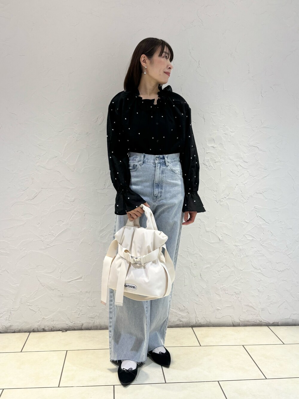 「春色、今日のコーデ、春先取り、オトナ女子、春服コーデ、大人かわいい、休日スタイル、春服、フリルブラウス、きれいめコーディネート、レディースファッション、シアートップス、デイリーカジュアル、シャツスタイル、オトナカジュアル」｜「fredy emueの【OUTDOOR PRODUCTS /アウトドアプロダクツ】2wayベルトトートバックS（ショルダーバッグ、ホワイト系）」を使った、Wajikiさん（レディース・157cm）の冬コーディネートの1枚目の写真