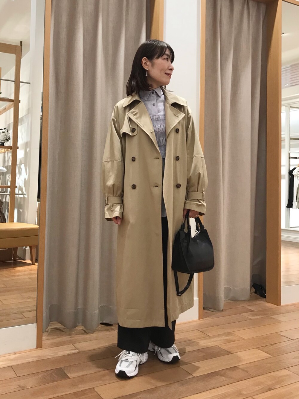 「レイヤードスタイル、ショルダーバッグ、休日スタイル、スニーカー、秋コーデ、シャツスタイル、秋先取りコーデ、大人女子、オトナカワイイ、シンプルコーデ、レイヤード、秋服準備はじめました、ootd、バッグ」｜「fredy emueのラウンドショルダートートバック（ショルダーバッグ、ブラック系）」を使った、Wajikiさん（レディース・157cm）の秋コーディネートの1枚目の写真