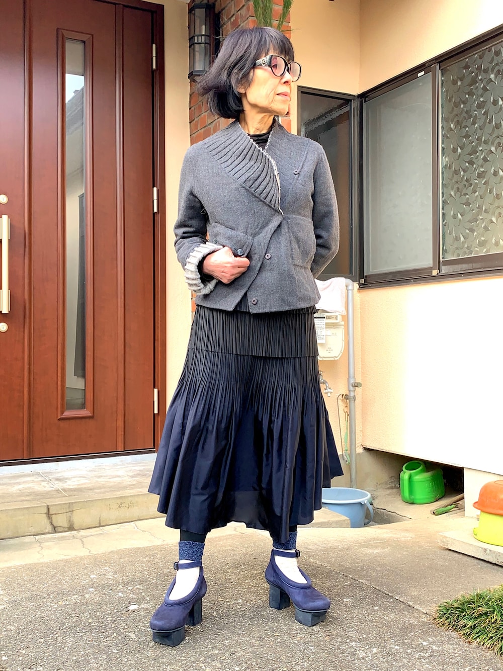 「モノトーンコーデ、プリーツスカート、ウールジャケット、trippen、ISSEY MIYAKE、DKNY、モノトーン、来年もよろしくお願いします、今日のコーデ、キレイめコーデ、リバーシブルジャケット、冬コーデ、きまわしコーデ」｜「DKNY DONNA KARAN NEW YORKのアイテム（ジャケット/アウター、グレー系）」を使った、craftkarinさん（レディース・155cm）の冬コーディネートの1枚目の写真